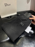 Diorディオールn級品2023年秋冬新作、バックポケットにブランド文字とプレートが刺繍されたファッショナブルなブラックとグレーのジーンズ