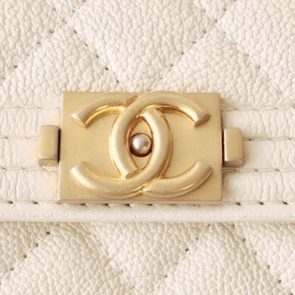シャネルスーパーコピー 秋冬で大人気 BOYマトラッセ三つ折りミニ☆キャビアホワイト chanel215