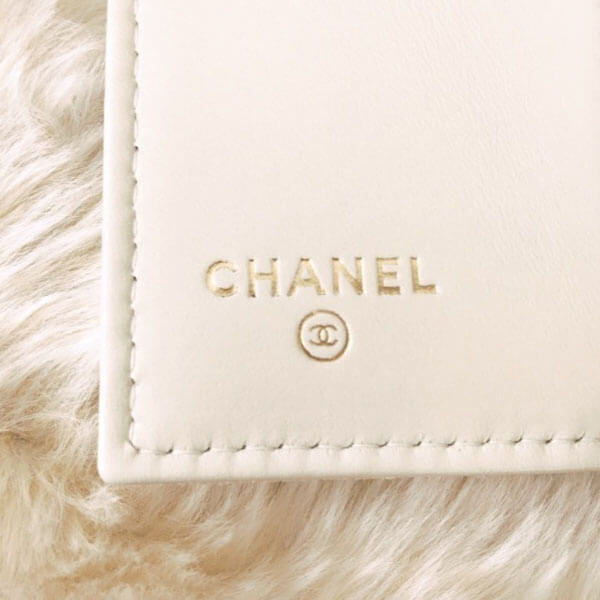 シャネルスーパーコピー 秋冬で大人気 BOYマトラッセ三つ折りミニ☆キャビアホワイト chanel215