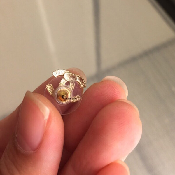 希少小さめでキュート シャネル スーパーコピー なん ちゃって ラインストーンCCピアス　ゴールド金具