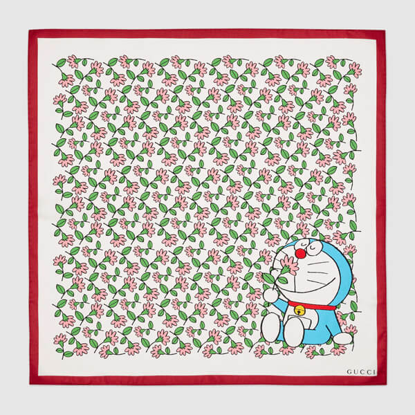 グッチドラえもんxグッチ お花畑のドラえもんのシルクスカーフ