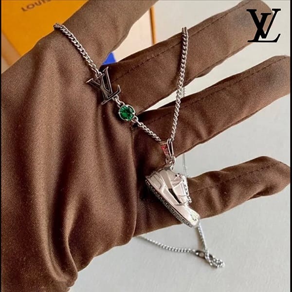 ルイヴィトン ペンダント 偽物 LV シルバー M01388