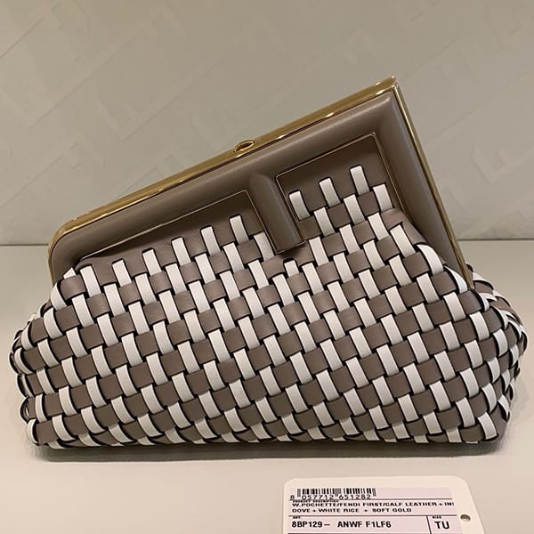 大人気★即完売必至フェンディ ファースト クラッチバッグ 偽物 ショルダー スモール 鞄 8BP129ANWFF1LF6