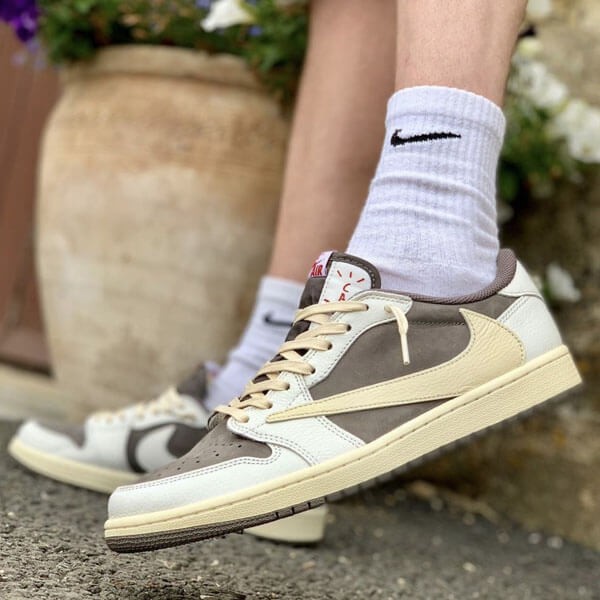 エアジョーダン 偽物 サイト★ ナイキ トラヴィス スーパーコピー★Travis Scott エアジョーダン 1 ロー リバースモカ 偽物 DM7866-162