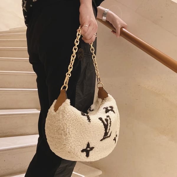 注目商品！ルイヴィトン LV SKI もこもこ バッグ コピー オーバー ザ ムーン M23321