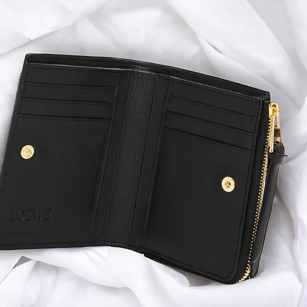 ロエベ 偽物 ナッパ カーフスキン スリム コンパクト財布 CLE0P30X01