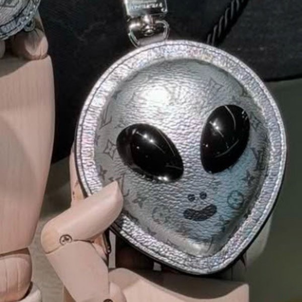 【注目を集める宇宙人ポーチ☆】ルイヴィトン 偽物 ポーチ バッグチャーム･LV エイリアン M02429