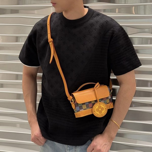 注目度抜群!【シンプルお洒落♪】ルイヴィトン 偽物★クルーネック Tシャツ 1AHCMQ