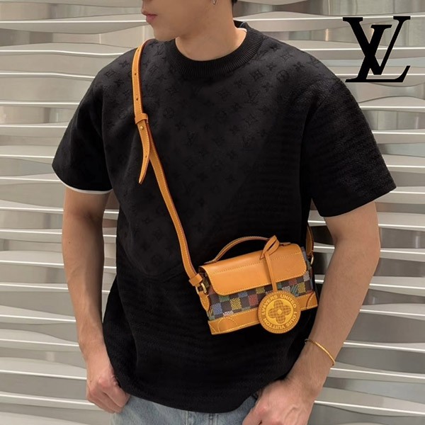 【シンプルお洒落♪】ルイヴィトン 偽物★クルーネック Tシャツ 1AHCMQ