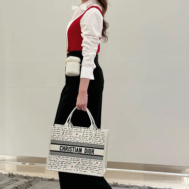 新作限定ディオール Book Tote バッグ n級品 ミディアム M1324CZBX_M933