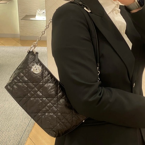 お洒落◆ディオール マクロカナージュ クリンクルド カーフスキン ホーボーバッグ 偽物 S3202PNIO_M900