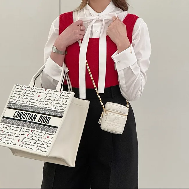 新作限定ディオール Book Tote バッグ n級品 ミディアム M1324CZBX_M933