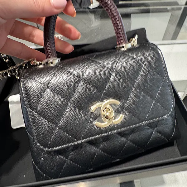 ★SNSで話題になった新サイズ★シャネル コピー ココハンドル ハンドバッグ 14.5cm AP4244 B05061 NZV47