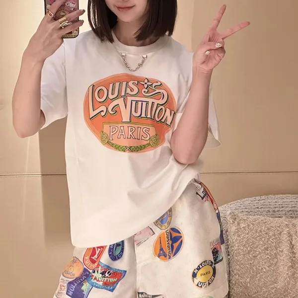 ルイヴィトン コピー トラベルパッチ シグネチャー Tシャツ 1AHISY