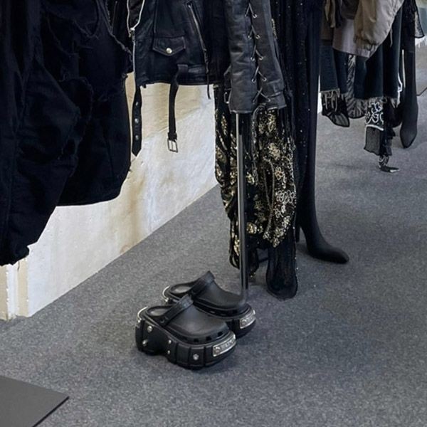 バレンシアガ クロックス 偽物【24SS】バレンシアガ Hard Crocs サンダル 厚底 ロゴ