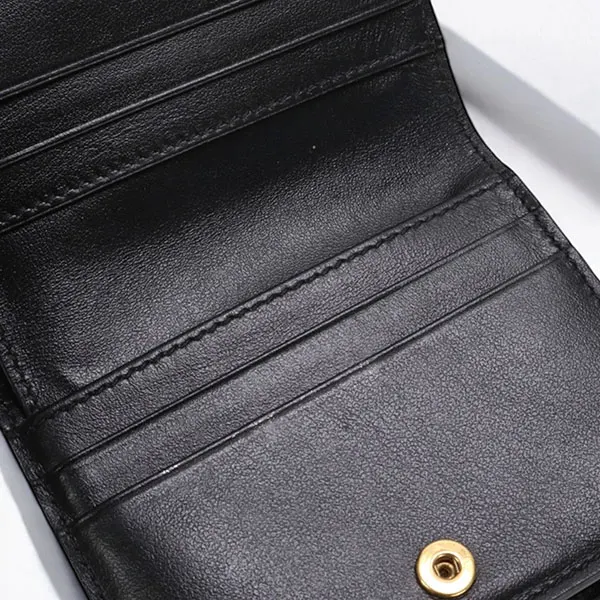 セリーヌ コンパクトウォレット 偽物 チャーム グレインドカーフスキン 10M103FVO.38NO