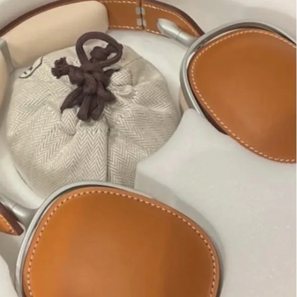 今期大注目の一品☆エルメス ヘッドフォン 偽物 レザーで上品に♪H0009307