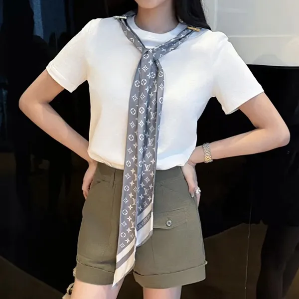 人気話題コラボ！首元に差がつく一枚【ルイヴィトン コピー】Tシャツ シルクスカーフ付 1AIR42