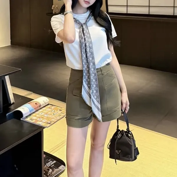 人気話題コラボ！首元に差がつく一枚【ルイヴィトン コピー】Tシャツ シルクスカーフ付 1AIR42