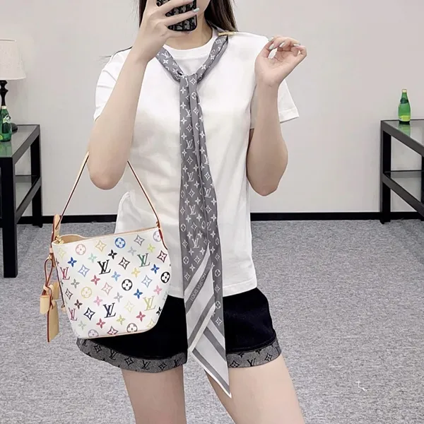 人気話題コラボ！首元に差がつく一枚【ルイヴィトン コピー】Tシャツ シルクスカーフ付 1AIR42