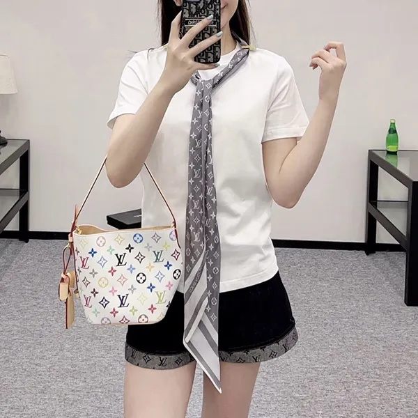 人気話題コラボ！首元に差がつく一枚【ルイヴィトン コピー】Tシャツ シルクスカーフ付 1AIR42