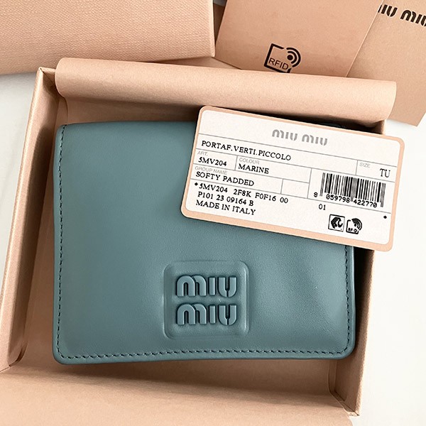 ミュウミュウ 偽物 Compact Wallet ロゴ コンパクト レザー二つ折り財布 5MV204 2F8K F0092