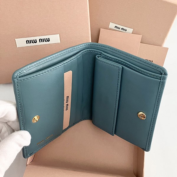ミュウミュウ 偽物 Compact Wallet ロゴ コンパクト レザー二つ折り財布 5MV204 2F8K F0092