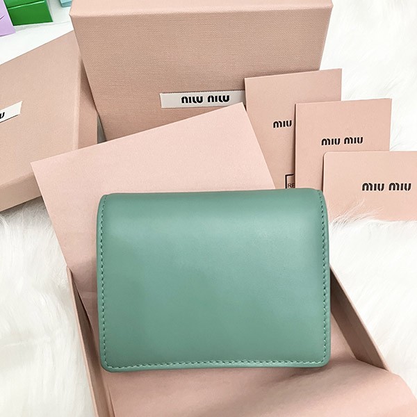 ミュウミュウ 偽物 Compact Wallet ロゴ コンパクト レザー二つ折り財布 5MV204 2F8K F0092