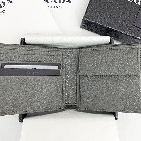 【プラダ】大人気！ Bifold Wallet 二つ折り財布 コピー Triangle Logo 2MO738_2CB2