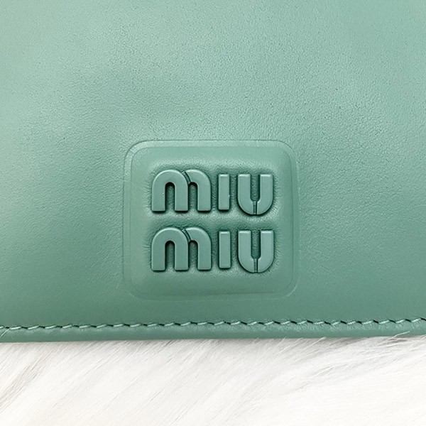 ミュウミュウ 偽物 Compact Wallet ロゴ コンパクト レザー二つ折り財布 5MV204 2F8K F0092