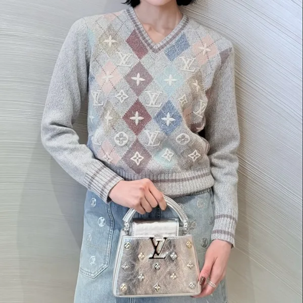 立体的なモノグラムが可愛いルイヴィトン プルオーバー 偽物 1AIQE