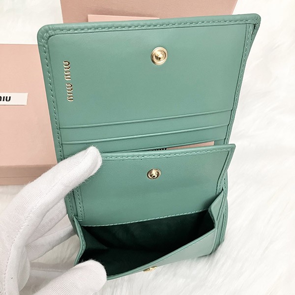 ミュウミュウ 偽物 Compact Wallet ロゴ コンパクト レザー二つ折り財布 5MV204 2F8K F0092