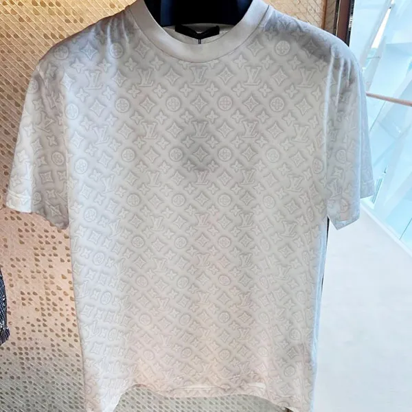 追跡付きで安心届け◆《一味違うグラフィカル》ルイヴィトン 偽物 モノグラム ショートスリーブTシャツ 1AJCB9