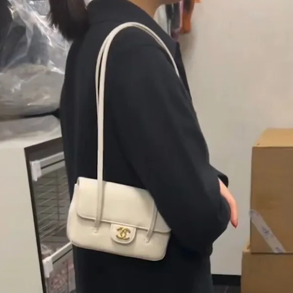 今季注目のアイテム♪【シャネル】CCロゴ ショルダーバッグ AS6130