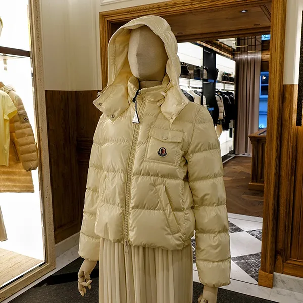 海外限定色*モンクレール Andro ショートダウンジャケット レディース J10931A00002597EU