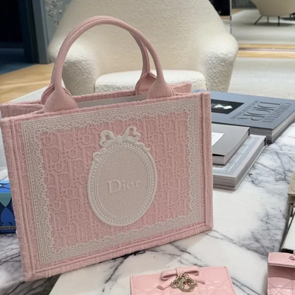 【ディオール】BookTote ストラップ付きバッグ ミディアム M1354PEHS