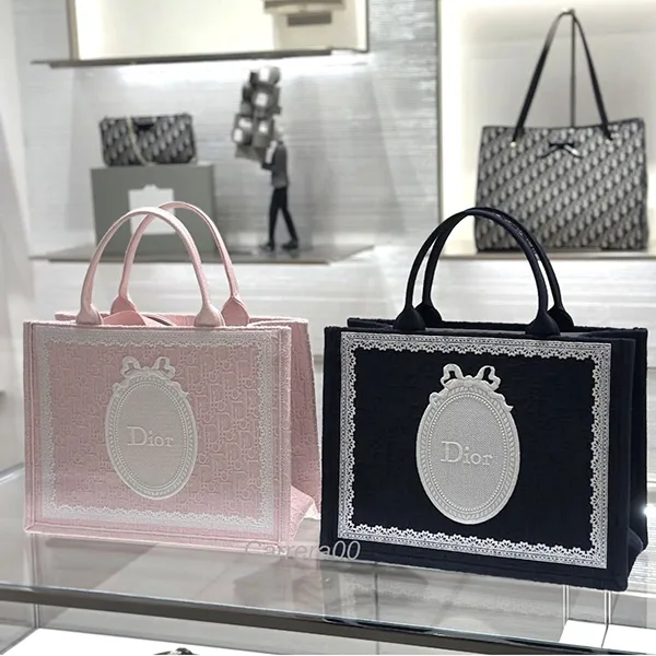 【ディオール】BookTote ストラップ付きバッグ ミディアム M1354PEHS