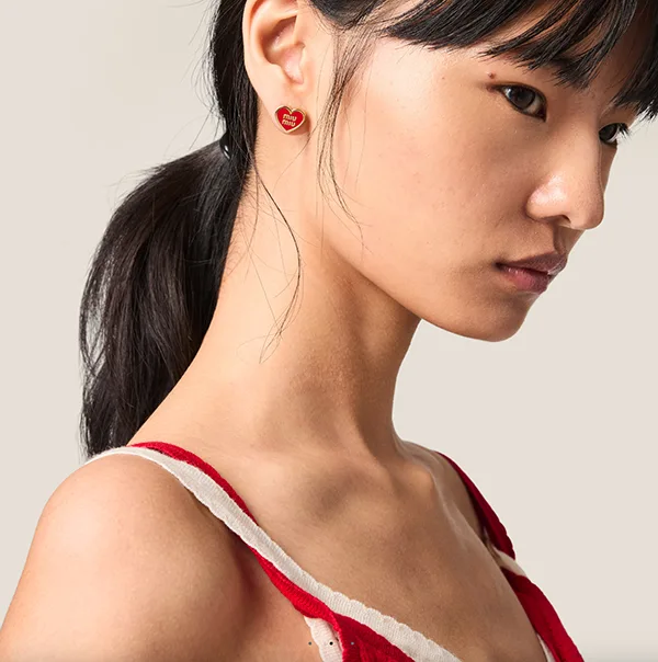 追跡付き発送で安心☆上品可愛さにキュン♡【ミュウミュウ】ロゴ入り ハート ピアス 5IO340_2IE2