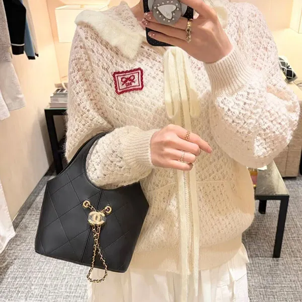 7日間返品返金保障【お洒落なフォルムと収納力】シャネル プチ カバ ハンドバッグ 偽物 CC AS6132 B23332 94305