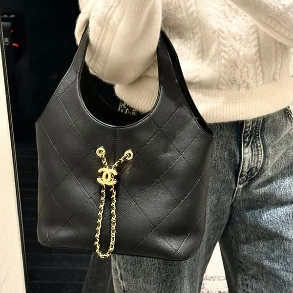 7日間返品返金保障【お洒落なフォルムと収納力】シャネル プチ カバ ハンドバッグ 偽物 CC AS6132 B23332 94305