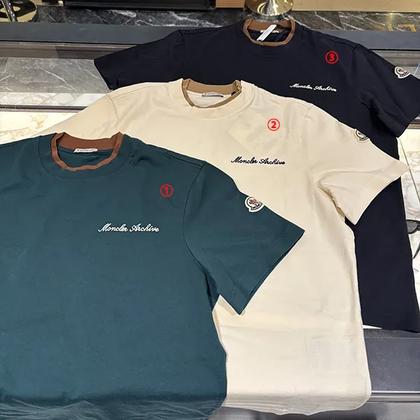 【モンクレール】ダブルネック＆刺しゅうロゴTシャツ L10918C0001589AYY742