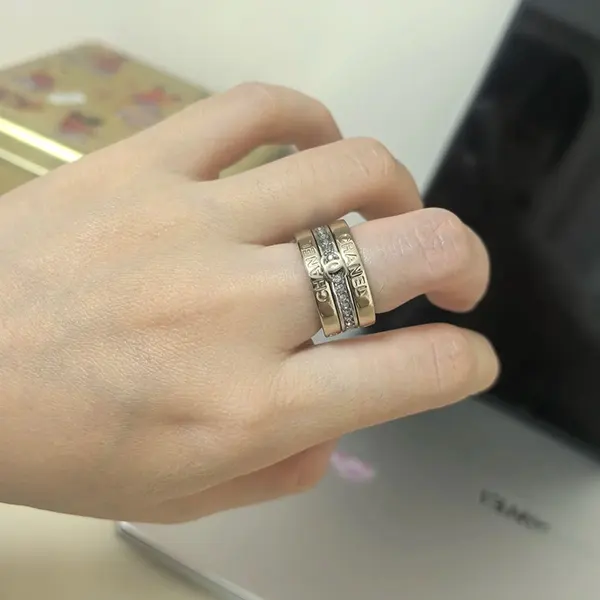 シャネル 3連 ラインストーン リング コピー CCロゴ ABH091 B23473 U7518