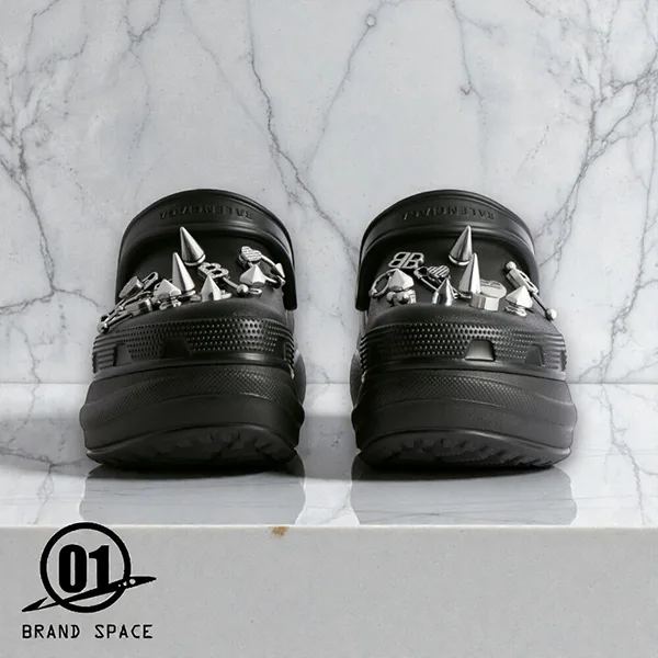 バイラ付録[N級品]BTS ジョングクさん着用 バレンシアガ Crocs ジビッツ ミュール bl2605193