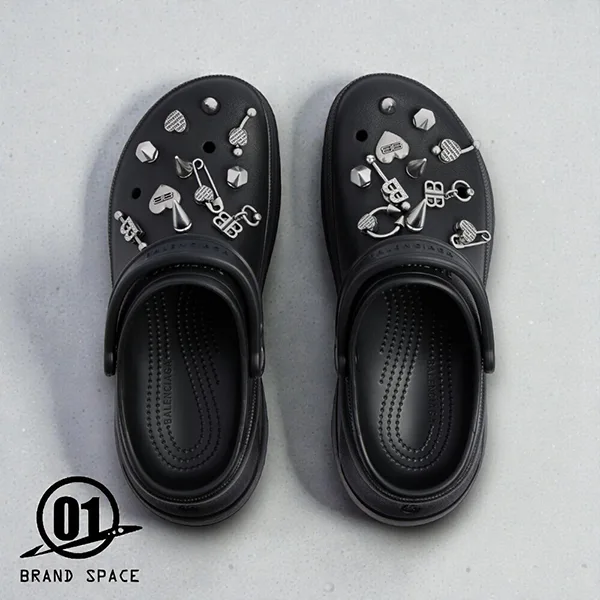 バイラ付録[N級品]BTS ジョングクさん着用 バレンシアガ Crocs ジビッツ ミュール bl2605193