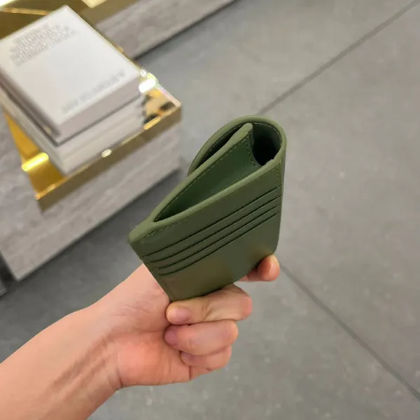 数量限定版!【セリーヌ スーパーコピー】トリオンフフラップ付きロングカードホルダー 10P073DPV.15LK